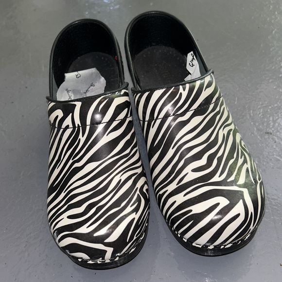 Authentic Dansko SANITA zebra striped clogs size women’s 36 like new - Picture 3 of 4